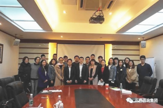 正睿企業(yè)管理研究院專家涂亞清老師與博奧展覽管理團(tuán)隊(duì)合影 正睿企業(yè)管理研究院專家涂亞清老師與博奧展覽管理團(tuán)隊(duì)合影