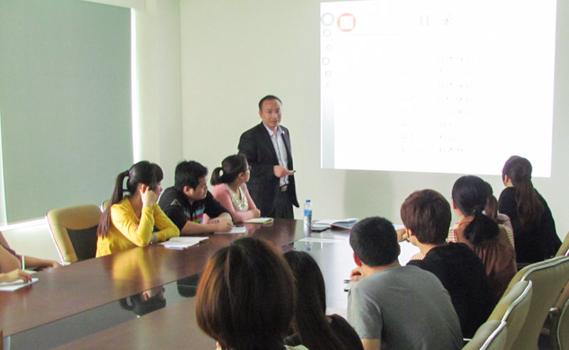 4月24日正睿老師對佳樂公司進(jìn)行倉儲(chǔ)管理的培訓(xùn)