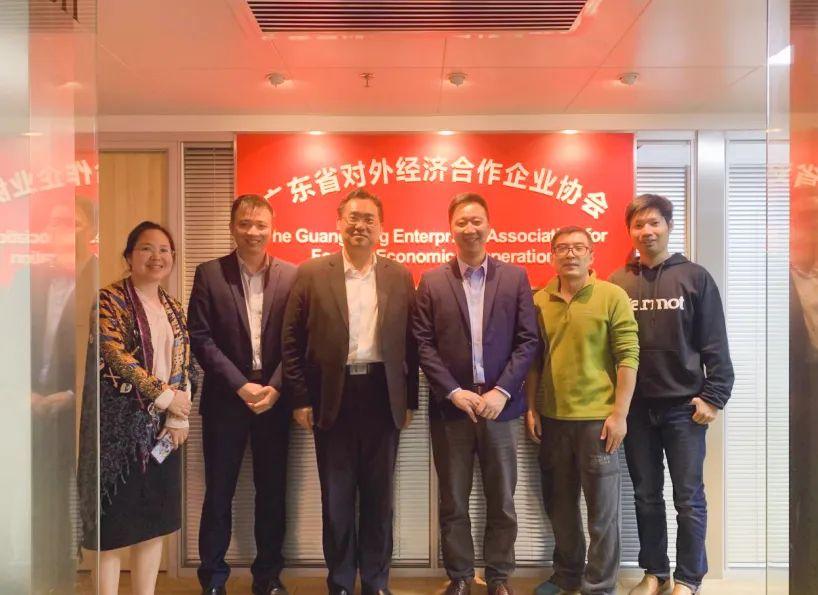 2 月 10 日 廣東省對(duì)外經(jīng)濟(jì)合作企業(yè)協(xié)會(huì)駐莫斯科代表處首席代表&俄羅斯粵商會(huì)會(huì)長(zhǎng)孫繼業(yè)、秘書長(zhǎng)于超先、秘書長(zhǎng)李欽武、正睿咨詢集團(tuán)商業(yè)服務(wù)中心總經(jīng)理武文盛（左3）、項(xiàng)目總監(jiān)譚懿（左2）合影