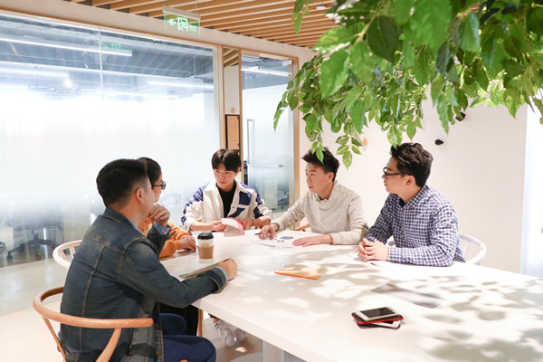 員工培訓(xùn)與發(fā)展：培養(yǎng)人才，提升企業(yè)核心競爭力