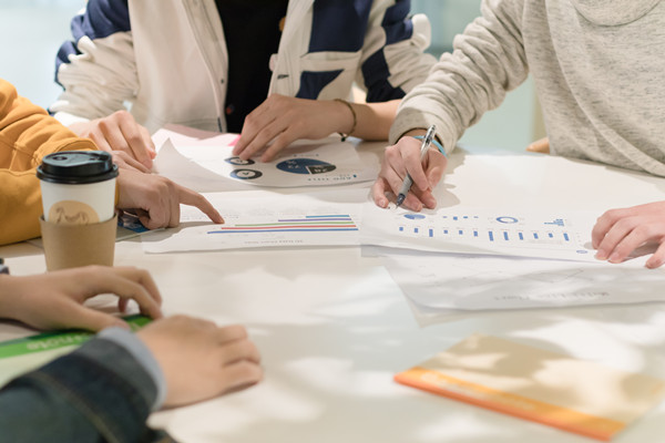 培養(yǎng)組織人才，提升員工素質(zhì)和技能，增強(qiáng)核心競爭力