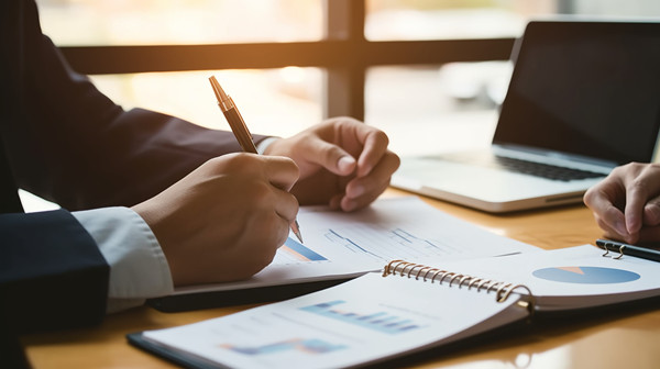 制定策略：根據(jù)目標(biāo)和分析結(jié)果，制定實(shí)現(xiàn)路徑