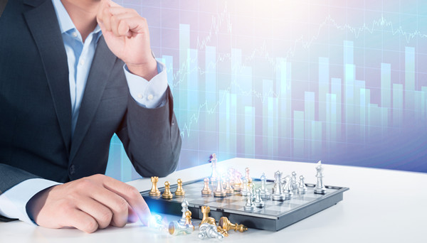 全面評(píng)估戰(zhàn)略風(fēng)險(xiǎn)，及時(shí)調(diào)整戰(zhàn)略方向