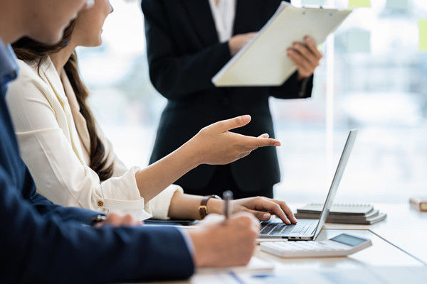 集團如何建立和維護與戰(zhàn)略合作伙伴的關系？