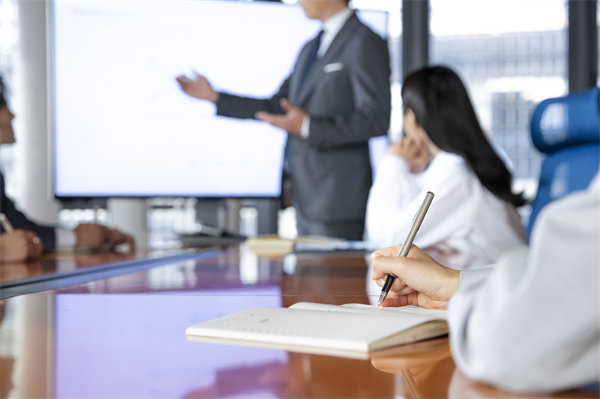 如何保證企業(yè)的年度工作方向與經(jīng)營目標保持一致？