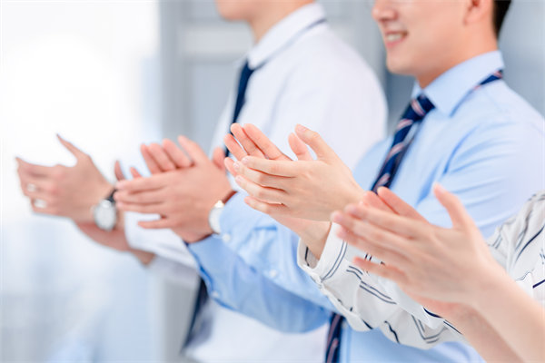 面對(duì)人才流失問(wèn)題，企業(yè)應(yīng)如何改進(jìn)人力資源策略？