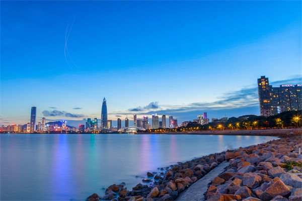 深圳戰(zhàn)略咨詢公司如何幫助企業(yè)制定長遠(yuǎn)發(fā)展藍(lán)圖？