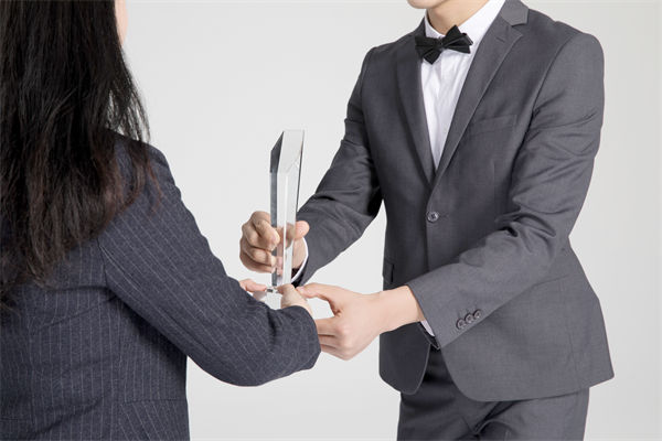 績(jī)效管理中，如何激勵(lì)優(yōu)秀員工，又幫助其提升？